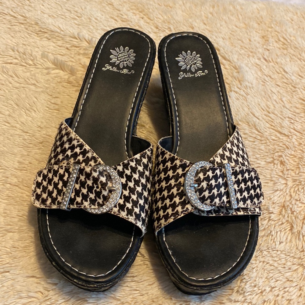 Yellow box houndstooth print size 8.5.